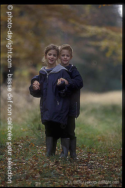 enfants dans les bois - children in a forest